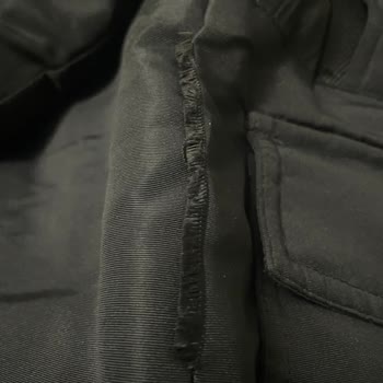 Jack & Jones Refuses the Winter Coat That Ripped Along the Seamline