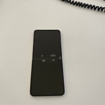 Samsung Telefon ZFlip3 Ekran Ve Kapaktaki Kabarma Garantili Onarılmıyor