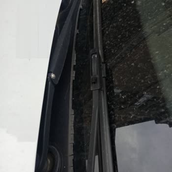 Renault Fluence Kalitesiz Malzeme Kullandıkları İçin, Ön Cam Izgarası Deformesi