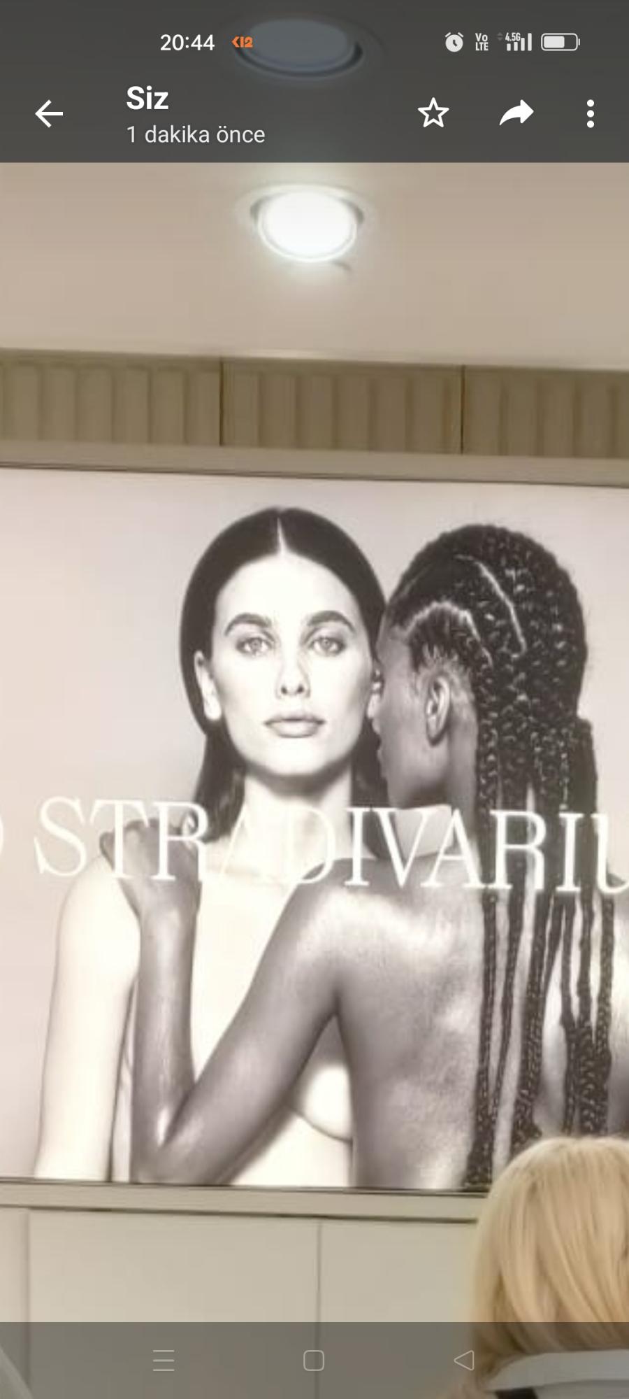 Stradivarius Mağazasında Dev Boyutlu Çıplak Sarılmış İki Kadın Resmi