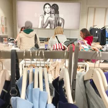 Stradivarius Mağazasında Dev Boyutlu Çıplak Sarılmış İki Kadın Resmi