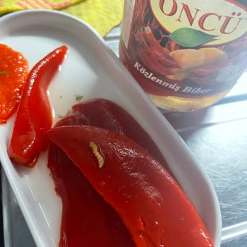 Öncü Geröstete Paprika 🌶️ enthält Wurm, obwohl das eine gute Marke war