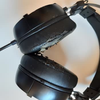 Monster Notebook Pusat 7.1 Surround RGB Oyuncu Kulaklığı Kulaklık Pedi Soyulması