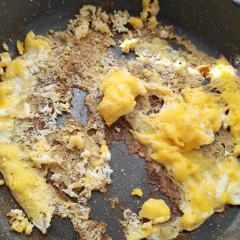 Aldığım 3 Lu Thermoad Tava Yapıştırıyor