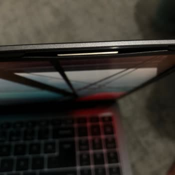 Monster Notebook Üst Çerçeve Kısmında Kasa Açılımı