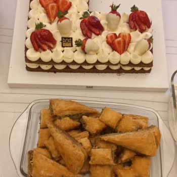 Petek Pastanesi (Konya) Doğum Günü Pastasından Memnun Kalmadım!