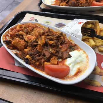 Yaprak Dönercisi Et İskender Üzerinde Bir Çok Kıl Var!