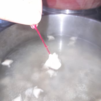 İnci Mantı Kırmızı Bir İp Çıkıyor