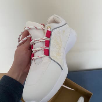 Hummel Refuses to Return Faulty Shoes