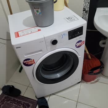 Regal Çamaşır Makinesi Çalışırken Hareket Ediyor