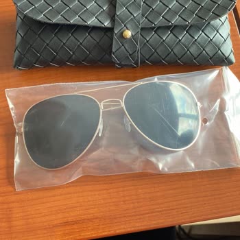 Camperoutletturkiye.com markası Belli Olmayan Gözlük Ve Kılıfı Geldi