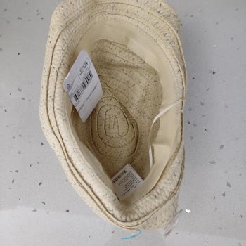 LC Waikiki Özensiz Paketleme Sonucu Eğri Büğrü Şapka