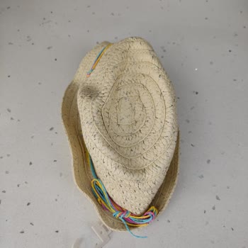 LC Waikiki Özensiz Paketleme Sonucu Eğri Büğrü Şapka