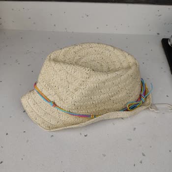 LC Waikiki Özensiz Paketleme Sonucu Eğri Büğrü Şapka