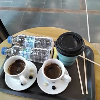 Caribou Coffee Çalışanları Müşterilerin Dedikodusunu Yapıyor