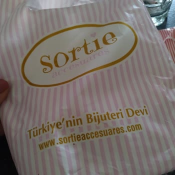Sortie Accessories Egosunu Müşterilerle Tatmin Etmeye Çalışan Mağaza Sorumlusu...
