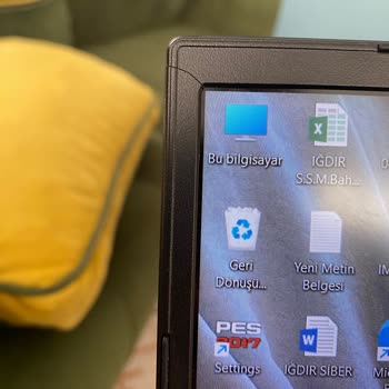 Monster Laptop Bezel Çatlağı