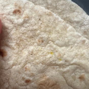 Untad Tam Buğday Lavaş Üzerindeki Sarı Kırmızı Benekler