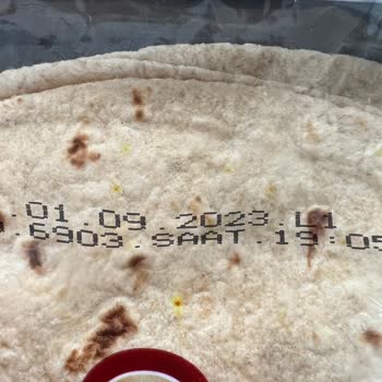 Untad Tam Buğday Lavaş Üzerindeki Sarı Kırmızı Benekler