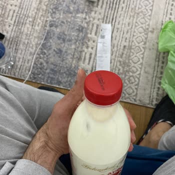 Eker 1 Litre Ayranın İçerisinde Yeşil Siyah Küf Mevcut