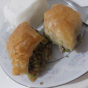 İmam Çağdaş Bayat Kokmuş Baklava Satışı