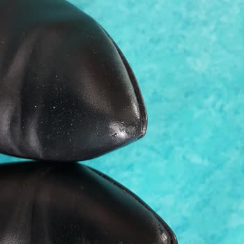 Moda Trend Çizmeyle Bir Kış Bile Geçiremeden Derisi Soyuldu Ve Kenarı Yırtıldı