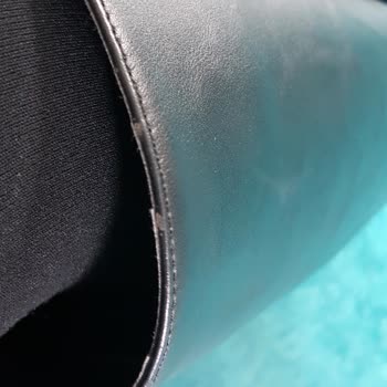 Moda Trend Çizmeyle Bir Kış Bile Geçiremeden Derisi Soyuldu Ve Kenarı Yırtıldı