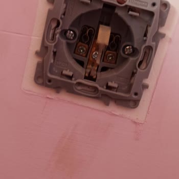 Milli Eğitim Bakanlığı (MEB) Erkek Öğrenci Pansiyonunun Kırılan Eşyalarının Tamir Edilmemesi