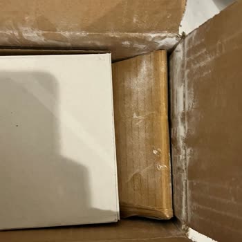 Parlak Aydınlatma (ParlakStore) Aldığım Pilli Abajur Yoğun Bir Sigara Kokusuyla Geldi