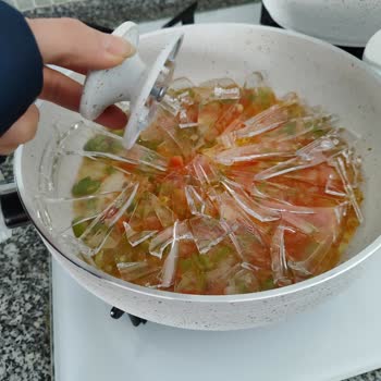 Egeşok Alışveriş Merkezleri İlk Kullanımda Patlayan Kapaklı Tencere Satıyor