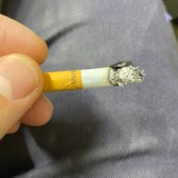 Marlboro Red Sigara İçinden Sap Parçaları Çıkmakta