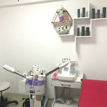 Dena Güzellik Merkezi İşini Düzgün Yapmayıp Tehdit Ediyor