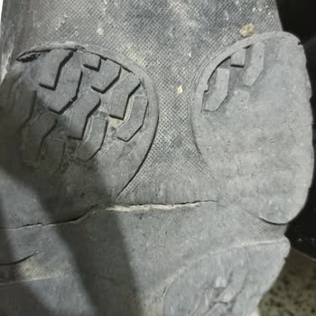 Boyner Bulldozer Bot Tabanı Yırtık