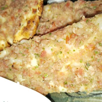 Pidem Restoran Çiğ Pide Servis Etti