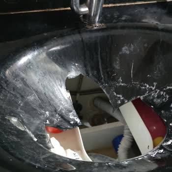 FYM Banyo Lavabo Açıcı Kullanırken Cam Lavabo Patladı