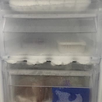 Uğur Derin Dondurucu Buzlanma Yapıyor