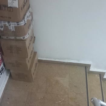 Ups Türkiye Kargoyu Merdiven Boşluğunda Bırakıp Saygısızca Gitti