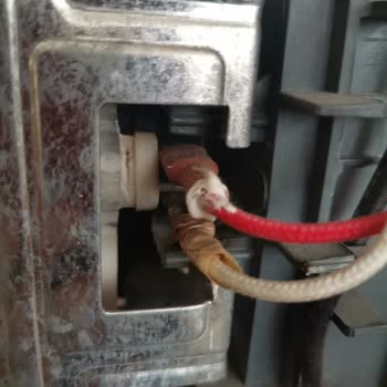 Arçelik Servis Kabloyu Tamir Etmek Yerine Bantla Sarmış