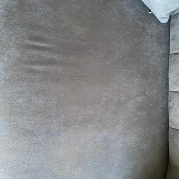 Bellona Luca Koltuk Yünleri Dışarı Çıkıyor.