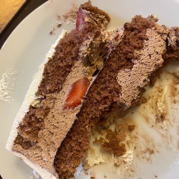 Aydemir Pastanesi Kirli Bir Durumda Çok Kötü