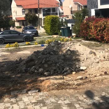 Çeşme Belediyesi Yol Yapımından Artan Moloz Yığını