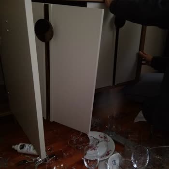 İder Şubesinden Aldığım TV Konsolu Kendiliğinden Parçalandı Ve Servis Beni Tehdit Etti