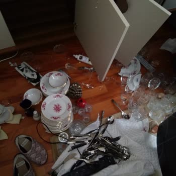 İder Şubesinden Aldığım TV Konsolu Kendiliğinden Parçalandı Ve Servis Beni Tehdit Etti