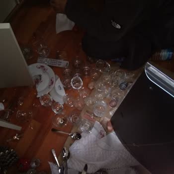 İder Şubesinden Aldığım TV Konsolu Kendiliğinden Parçalandı Ve Servis Beni Tehdit Etti