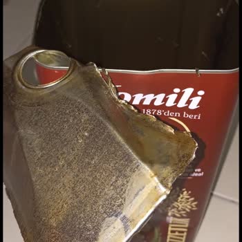 Komili Naturel Sızma Zeytinyağı İçinde Pas Çıktı