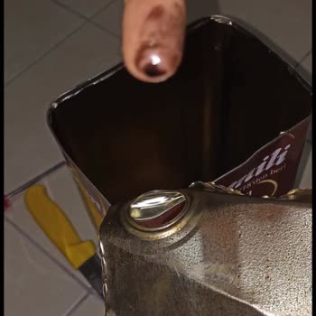 Komili Naturel Sızma Zeytinyağı İçinde Pas Çıktı