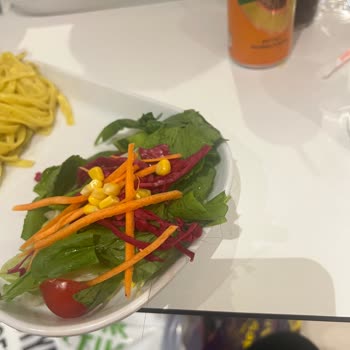 Buyaka AVM Green Salads Yemekten Kıl Çıkması