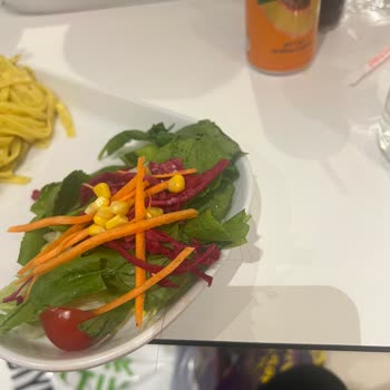 Buyaka AVM Green Salads Yemekten Kıl Çıkması