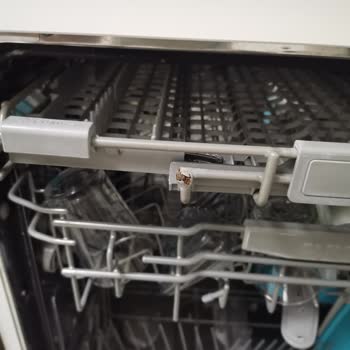 Samsung Bulaşık Makinesinin İç Rafları Paslandı