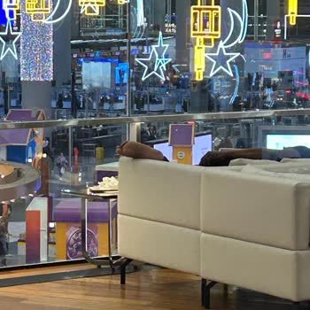 THY Lounge'unda Çıplak Ayaklarla Uyuyan Yolcular